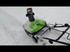 Классный сетевой от розетки электрический снегоуборщик ЭЛЕКТРОЛОПАТА уборки снега greenworks SN2300