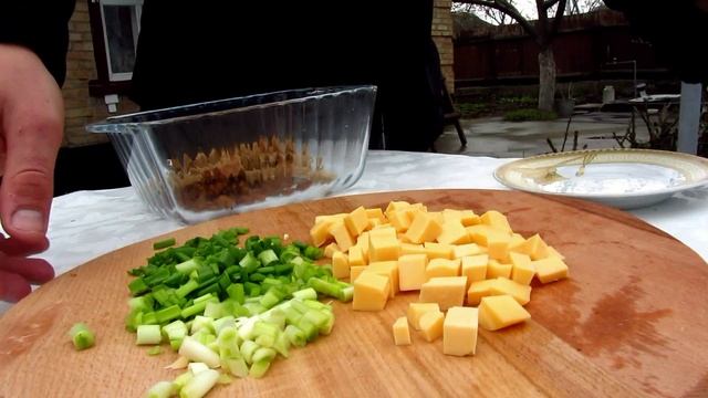 рецепт Салат с сухариками и изюмом смотреть онлайн