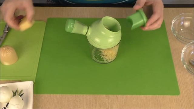 Как работает механическая тёрка для сыра. Измельчитель для сыра. смотреть онлайн