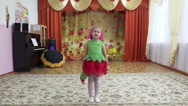 "Ягодка малинка", исполняет воспитанница детского сада.
