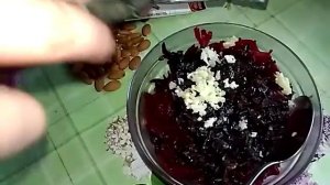 Салат из свеклы с черносливом. Обычный и сыроедческий.