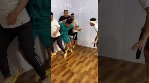 Screaming Chicken Blindfolded Beating Challenge! Men's simple happiness Screaming chickens blindfol