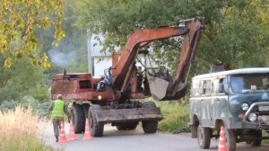 Экскаватор в деревне стоит, потом поедет и сломает дерево!