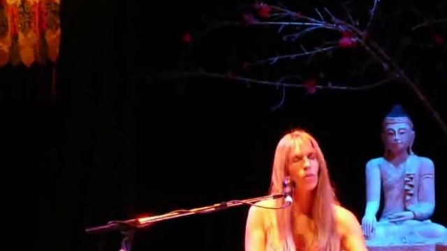 Deva Premal y Miten - Teatro Oriente - Santiago de Chile - Gayatri Mantra смотреть онлайн