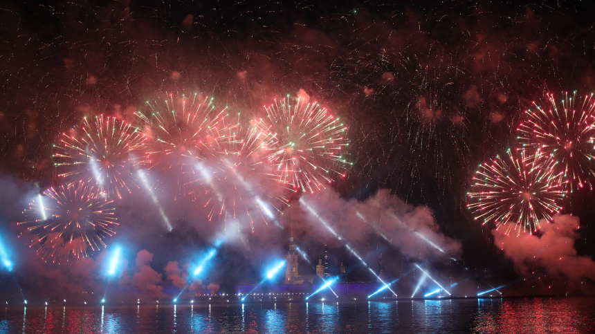 Фестиваль огней в Петербурге в честь 320-летия города