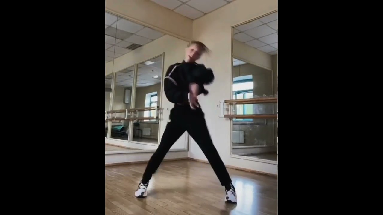 Анна Щербакова танцует