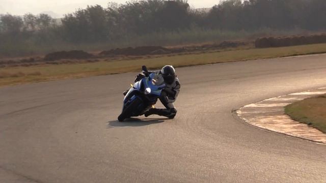 CBR1000 Fireblade vs. GSX-R1000 vs. ZX10R pt.1 смотреть онлайн