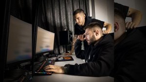 Она делит вайб