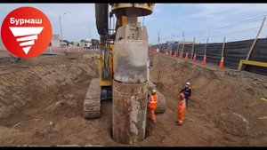 Открывшийся Бурковш во время работ - Bauer BG30 с буровым инструментом 1180мм.