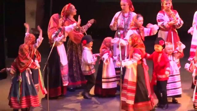 Народный фольклорный ансамбль "Берегиня" и ансамбль "Праздник".  "Посеяли лён".