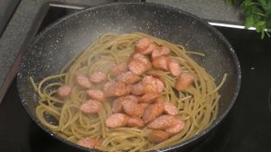 Простой рецепт спагетти на сковороде с мясной колбасой ♥ Быстро и вкусно
