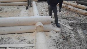 6 Выбираем рубанком лунный паз и укладываем брёвна