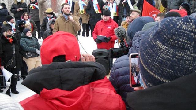 Выступает в защиту. Митинг в Москве. Митинг в Москве сейчас прямой эфир. Митинги в Москве в защиту Украины. Митинг в Москве 5 марта.