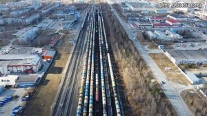 Поезд рядом со старым ЖД вокзалом Сургута