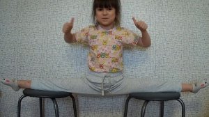 Шпагат на ДВУХ стульях. Растяжка дома.