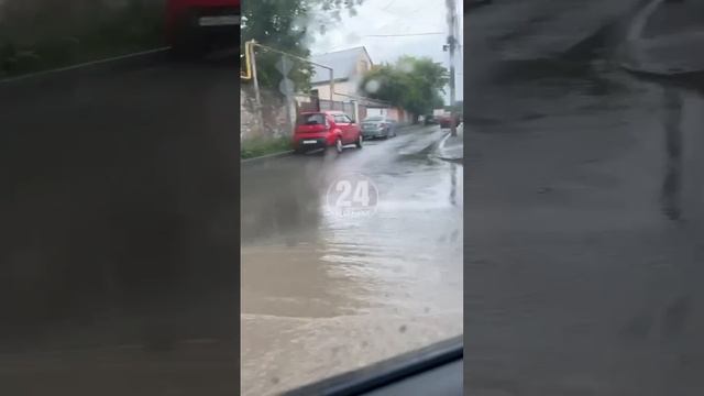 В Симферополе в районе улицы Футболистов дороги превратились в реки