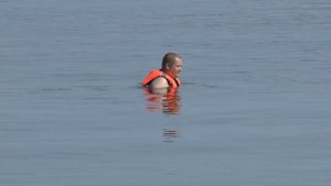 Проверка спасательного жилета на плавучесть