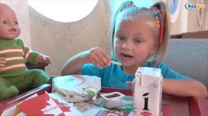 ✔ Baby Born and cook Yaroslava are eating hamburgers. Кукла и Ярослава кушают гамбургер. Серия 30 ✔