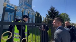 Украина. Боярка. В храм приехал адвокат, но его не пропускает полиция