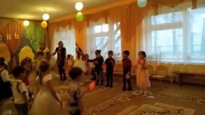 Танец с листьями, старшая группа