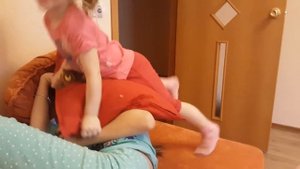 Он ПРЕСЛЕДУЕТ Меня!!! Девчонки балуются.