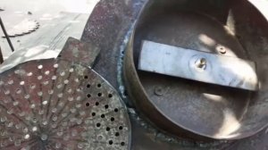 Простая дробилка для зерна,ячменя.Grain crusher from a vacuum cleaner.