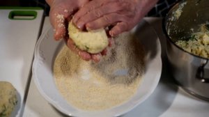 Котлеты из цветной капусты с манкой. Подаём с соусом бешамель на сливках. Авторский рецепт!
