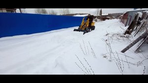 мини погрузчик,чистим снег на огороде!