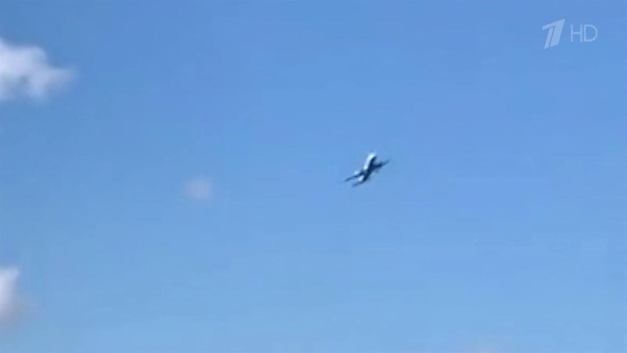 Из-за сильного ветра пассажирский самолет не смог приземлиться в аэропорту Гибралтара смотреть онлайн