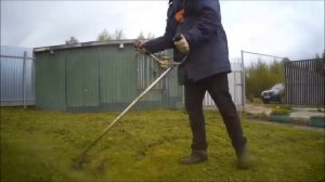 Косим тримером траву в огородe