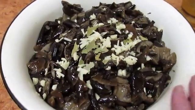 Соленые грибы. Salted mushrooms. смотреть онлайн