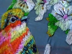 Вышивка двухсторонняя гладью.Пташка одна,а расцветка, с лица и изнанки, разная.