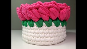 Корзина вязаная с тюльпанами