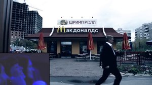 Парень делает предложение девушке в кинотеатре (2012)