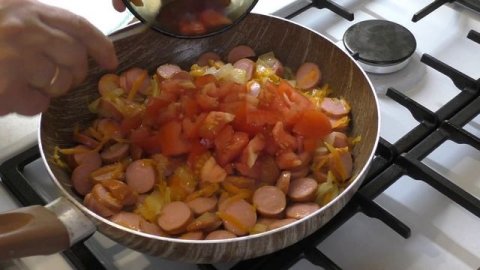 Тушёная капуста с сосисками.Как вкусно потушить капусту.