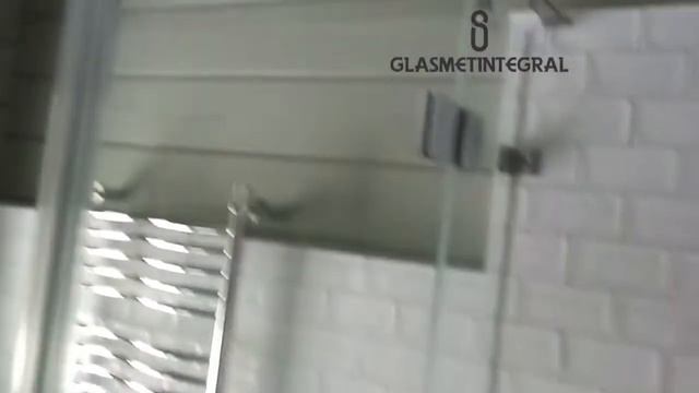 Угловое душевое ограждение из закаленного стекла Optiwhite.