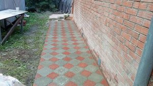 учимся класть тротуарную плитку