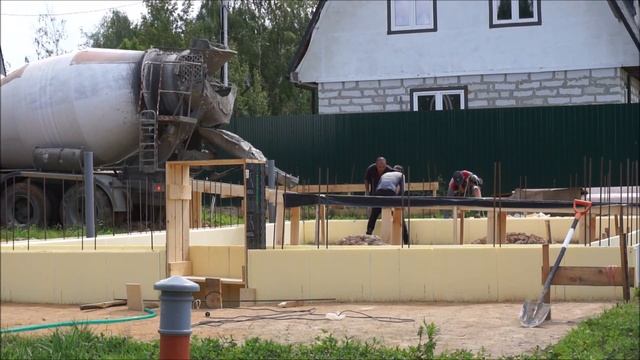 Сколько стоит куб бетона с доставкой? Первый залив бетона в цоколь. Какой класс бетона выбрали