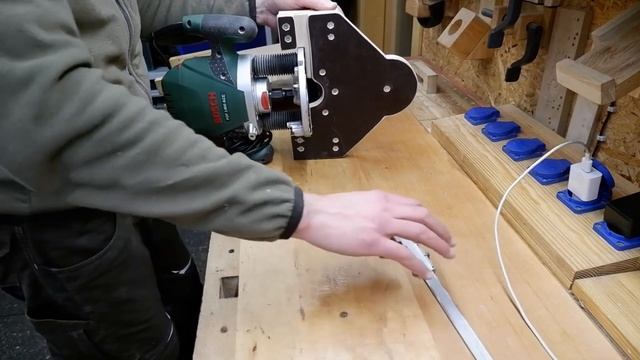 Vorrichtung für die Oberfräse Bosch POF 1400 ACE.