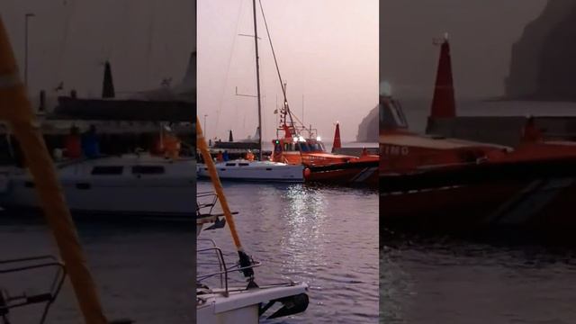 Спасение в море. Яхта терпит бедствие. Спасатели в работе. Команда SAR взяла на буксир яхту.