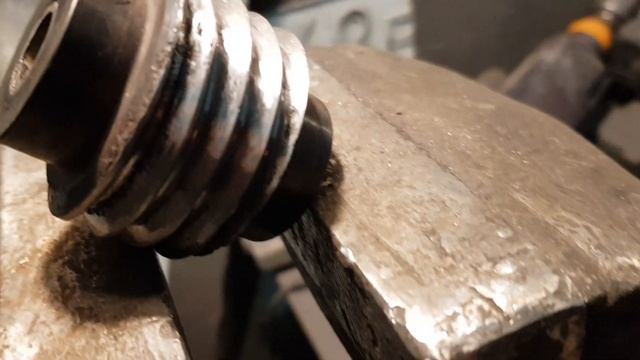 Schmitz, восстановление червячной шестерни натяжителя тента. Часть 2 смотреть онлайн