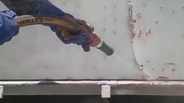 Подготовка зерновоза к покраске.