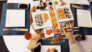 Крутящийся стол - удобный доступ к каждому блюду!