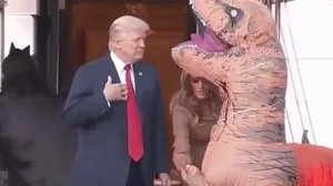 Дональд Трамп приветствует рептилоида.