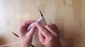 3. Изнаночная петля  Кромочные  Бабушкины петли  Вязание спицами  Уроки вязания для начинающих