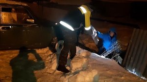 на эвакуаторе достаём машину из кювета