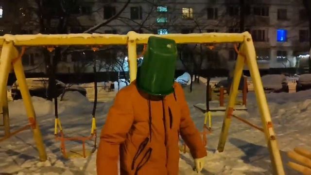 в Чертаново спасли человека с ведром на голове смотреть онлайн