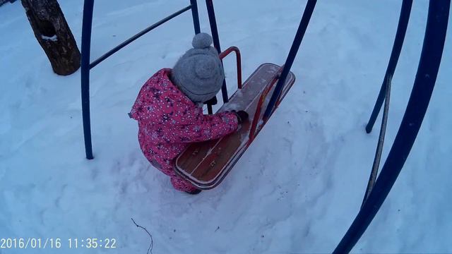 Выпуск № 3. Кормим голубей, катаемся на санках с папой. Лес. Большие горки. смотреть онлайн