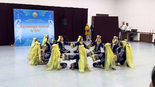 Бухарский танец «Гулдаста» Постановка Исахара Акилова. Исполняет ансамбль «Навбахор» смотреть онлайн