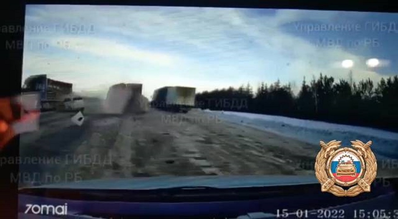Момент страшного ДТП в Башкирии, где три человека погибли, попал на видео